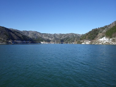 現場での一枚（８）「冬季のダム湖」